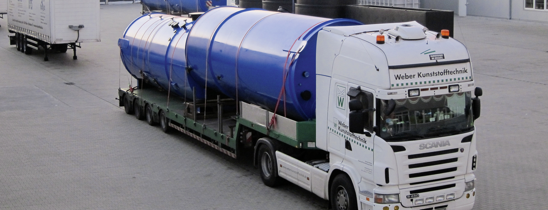 Logistique : Transport des réservoirs en plastique sur des véhicules spéciaux